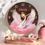 Παιδικό Ρολόι Τοίχου με Premium Λαμπάδα και Σχέδιο Ροζ Κύκνος