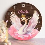 Παιδικό Ρολόι Τοίχου με Premium Λαμπάδα και Σχέδιο Ροζ Κύκνος