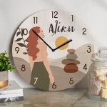 Ρολόι Τοίχου Ξύλινο με Όνομα και Σχέδιο Ηλίολουστη Γυναίκα