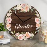 Ρολόι Τοίχου Ξύλινο με Όνομα και Σχέδιο Ανθοδέσμη