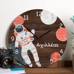 Παιδικό Ρολόι Τοίχου Ξύλινο για Αγόρι με Σχέδιο Διαστημάνθρωπος