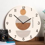 Ρολόι Τοίχου Ξύλινο με Όνομα και Σχέδιο Ισορροπημένη Τέχνη