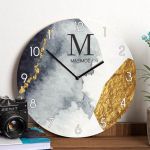Ρολόι Τοίχου Ξύλινο με Όνομα και Σχέδιο Χρυσόμαυρο Μάρμαρο