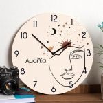 Ρολόι Τοίχου Ξύλινο με Όνομα και Σχέδιο Γραμμικό Πρόσωπο