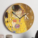 Ρολόι Τοίχου Ξύλινο με Όνομα και Σχέδιο Το Φιλί