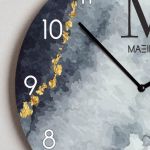 Ρολόι Τοίχου Ξύλινο με Όνομα και Σχέδιο Χρυσόμαυρο Μάρμαρο