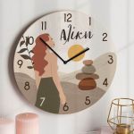 Ρολόι Τοίχου Ξύλινο με Όνομα και Σχέδιο Ηλίολουστη Γυναίκα