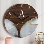 Ρολόι Τοίχου Ξύλινο με Όνομα και Σχέδιο Πέτρα Και Χρυσός