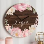 Ρολόι Τοίχου Ξύλινο με Όνομα και Σχέδιο Σύνθεση λουλουδιών