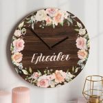 Ρολόι Τοίχου Ξύλινο με Όνομα και Σχέδιο Ανθοδέσμη