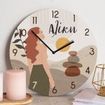 Ρολόι Τοίχου Ξύλινο με Όνομα και Σχέδιο Ηλίολουστη Γυναίκα