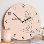 Ρολόι Τοίχου Ξύλινο με Όνομα και Σχέδιο Γραμμική Τέχνη