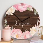 Ρολόι Τοίχου Ξύλινο με Όνομα και Σχέδιο Σύνθεση λουλουδιών