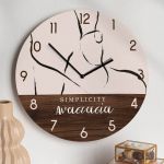 Ρολόι Τοίχου Ξύλινο με Όνομα και Σχέδιο Αφηρημένη Απλότητα