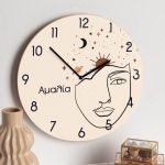 Ρολόι Τοίχου Ξύλινο με Όνομα και Σχέδιο Γραμμικό Πρόσωπο