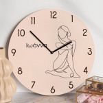 Ρολόι Τοίχου Ξύλινο με Όνομα και Σχέδιο Γραμμική Τέχνη