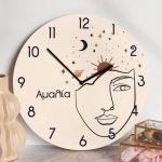 Ρολόι Τοίχου Ξύλινο με Όνομα και Σχέδιο Γραμμικό Πρόσωπο