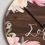 Ρολόι Τοίχου Ξύλινο με Όνομα και Σχέδιο Σύνθεση λουλουδιών