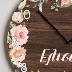 Ρολόι Τοίχου Ξύλινο με Όνομα και Σχέδιο Ανθοδέσμη