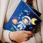 Σκληρόδετο Premium Τετράδιο με Σχέδιο Αστροναύτης στο Σύμπαν