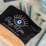 Πρακτικό Μαύρο Τσαντάκι & Νεσεσέρ με Φελλό και Σχέδιο Eye