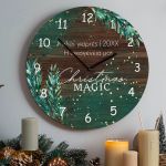 Χριστουγεννιάτικο Ρολόι Τοίχου Ξύλινο με Όνομα και Σχέδιο Μαγεία