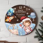 Χριστουγεννιάτικο Ρολόι Τοίχου Ξύλινο με Όνομα και Σχέδιο Space