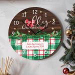 Χριστουγεννιάτικο Ρολόι Τοίχου Ξύλινο με Όνομα και Σχέδιο Jolly