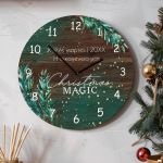 Χριστουγεννιάτικο Ρολόι Τοίχου Ξύλινο με Όνομα και Σχέδιο Μαγεία