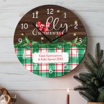 Χριστουγεννιάτικο Ρολόι Τοίχου Ξύλινο με Όνομα και Σχέδιο Jolly