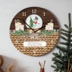 Χριστουγεννιάτικο Ρολόι Τοίχου Ξύλινο με Όνομα και Σχέδιο Κερία