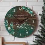 Χριστουγεννιάτικο Ρολόι Τοίχου Ξύλινο με Όνομα και Σχέδιο Μαγεία