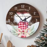 Χριστουγεννιάτικο Ρολόι Τοίχου Ξύλινο με Όνομα και Σχέδιο Μαζί