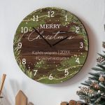 Χριστουγεννιάτικο Ρολόι Τοίχου Ξύλινο με Όνομα και Σχέδιο Πεύκα