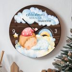 Χριστουγεννιάτικο Ρολόι Τοίχου Ξύλινο με Όνομα και Σχέδιο Θαύμα