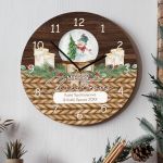 Χριστουγεννιάτικο Ρολόι Τοίχου Ξύλινο με Όνομα και Σχέδιο Κερία