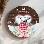 Χριστουγεννιάτικο Ρολόι Τοίχου Ξύλινο με Όνομα και Σχέδιο Μαζί