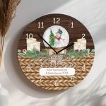 Χριστουγεννιάτικο Ρολόι Τοίχου Ξύλινο με Όνομα και Σχέδιο Κερία