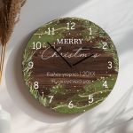 Χριστουγεννιάτικο Ρολόι Τοίχου Ξύλινο με Όνομα και Σχέδιο Πεύκα