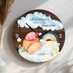 Χριστουγεννιάτικο Ρολόι Τοίχου Ξύλινο με Όνομα και Σχέδιο Θαύμα
