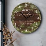 Χριστουγεννιάτικο Ρολόι Τοίχου Ξύλινο με Όνομα και Σχέδιο Πεύκα