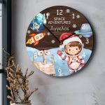 Χριστουγεννιάτικο Ρολόι Τοίχου Ξύλινο με Όνομα και Σχέδιο Space