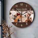 Χριστουγεννιάτικο Ρολόι Τοίχου Ξύλινο με Όνομα και Σχέδιο Φιλί