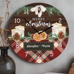 Χριστουγεννιάτικο Ρολόι Τοίχου Ξύλινο με Όνομα και Σχέδιο Ατμοσφαιρα