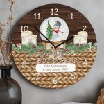 Χριστουγεννιάτικο Ρολόι Τοίχου Ξύλινο με Όνομα και Σχέδιο Κερία