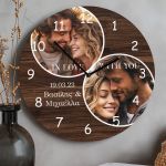 Χριστουγεννιάτικο Ρολόι Τοίχου Ξύλινο με Όνομα και Σχέδιο Έρωτας
