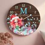 Χριστουγεννιάτικο Ρολόι Τοίχου Ξύλινο με Όνομα και Σχέδιο Γοργόνα