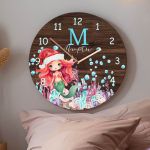 Χριστουγεννιάτικο Ρολόι Τοίχου Ξύλινο με Όνομα και Σχέδιο Γοργόνα