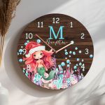 Χριστουγεννιάτικο Ρολόι Τοίχου Ξύλινο με Όνομα και Σχέδιο Γοργόνα