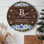 Χριστουγεννιάτικο Ρολόι Τοίχου Ξύλινο με Όνομα και Σχέδιο Ανθός